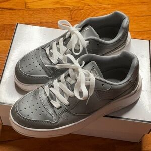 GUESS Loagyn Sneakers SZ 7.5 , Color: Silver/Metal